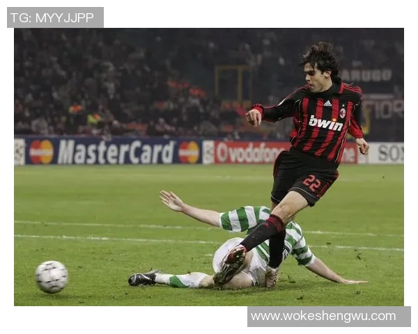 足球巨星沉默之美：定格在寂静中的瞬间荣耀与梦想